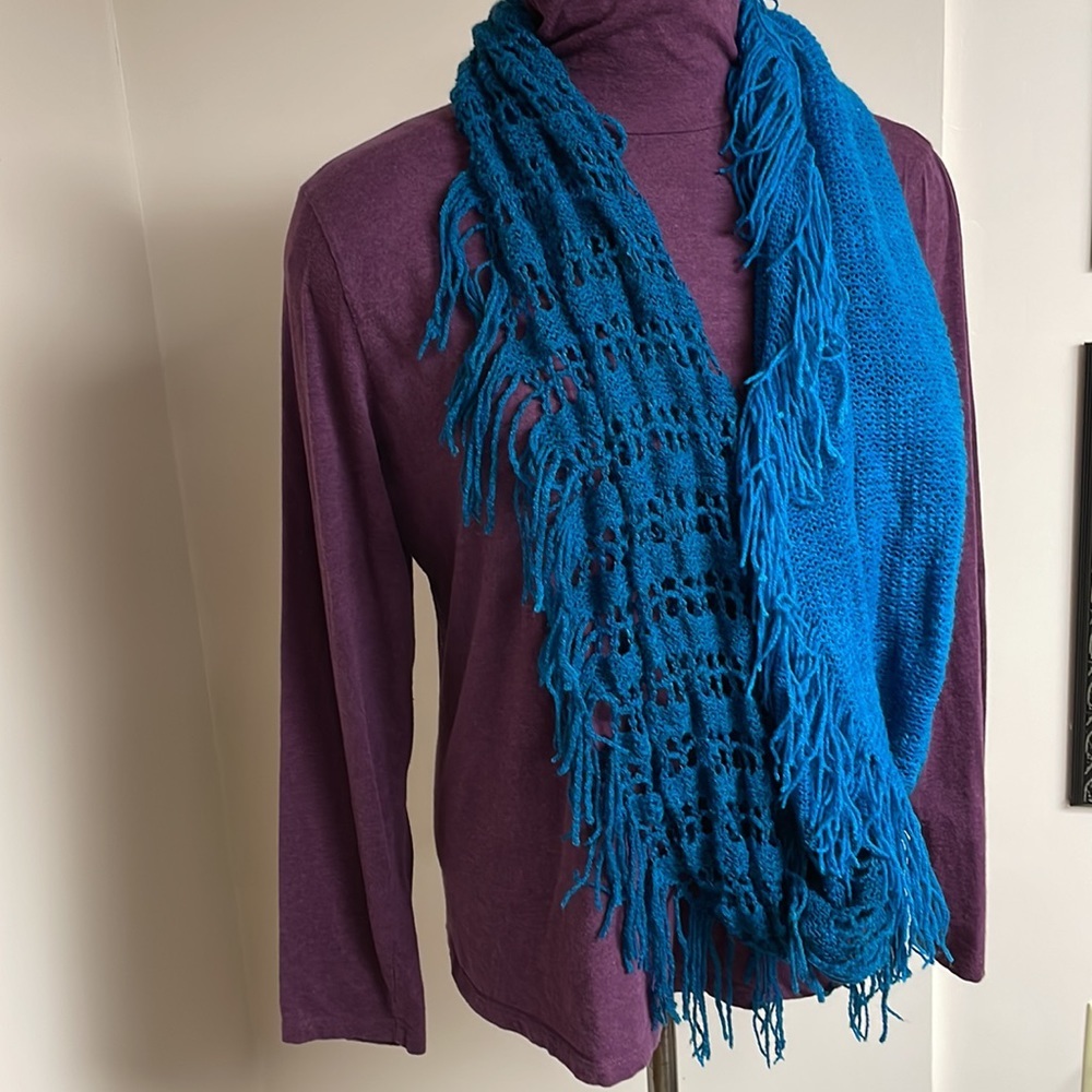 Fringy neck scarf - Picture 4 of 7